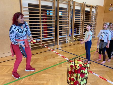 Foto 2 von 5: Gainfarner Volksschulkinder schnuppern in die Welt des Tennissports (vergrößern)