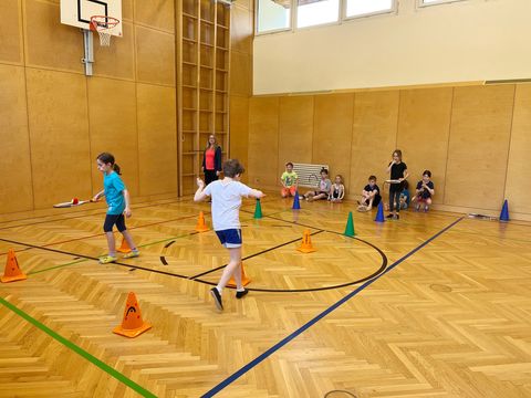 Foto 3 von 5: Gainfarner Volksschulkinder schnuppern in die Welt des Tennissports (vergrößern)
