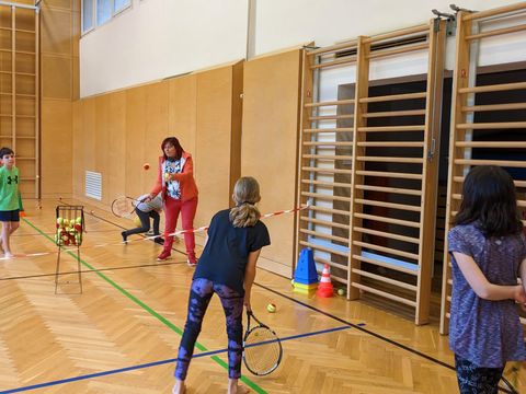 Foto 5 von 5: Gainfarner Volksschulkinder schnuppern in die Welt des Tennissports (vergrößern)
