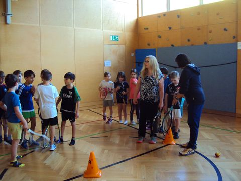 Foto 1 von 4: Die Kinder der Volksschule Gainfarn spielen Tennis (vergrößern)