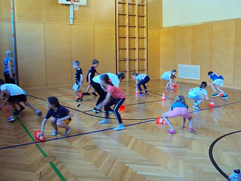 Foto 3 von 4: Die Kinder der Volksschule Gainfarn spielen Tennis (vergrößern)