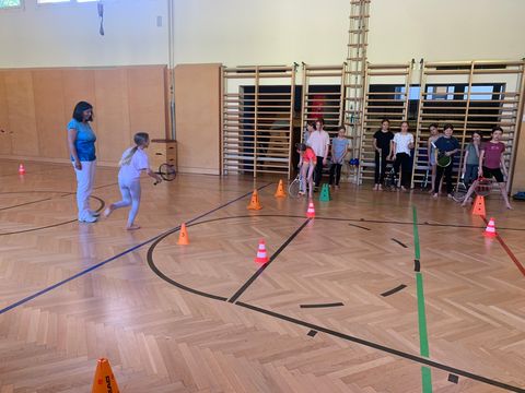 Foto 3 von 4: Tennis-Spaß in der Volksschule Gainfarn (vergrößern)