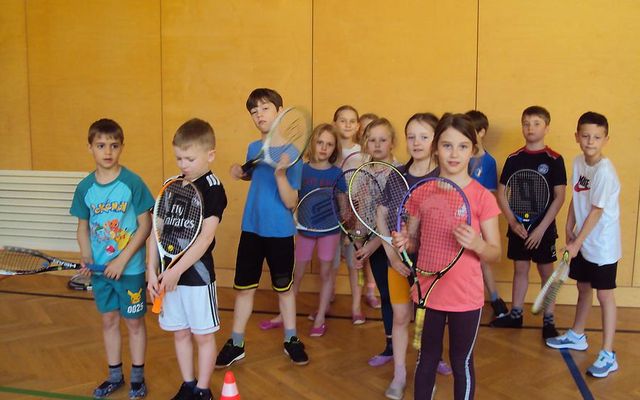 Kinder der Volksschule Gainfarn mit Tennisschlägern