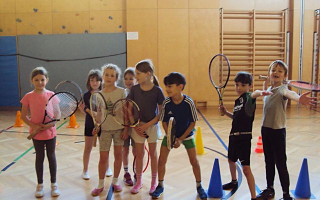 Tennisstunde in der Volksschule Gainfarn
